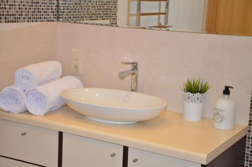 Un baño con lavabo y toallas en un mostrador. en Kungu 25 OldTown & Free parking, en Riga