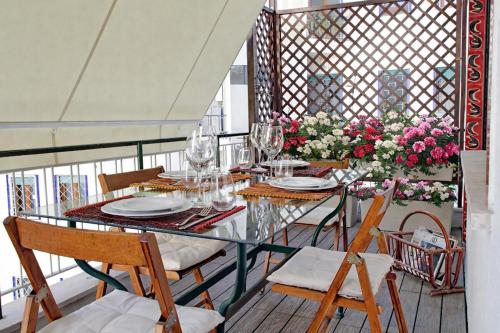POOL-Balcony-JACUZZi-AirCond-Wifi-Luxury Apartment