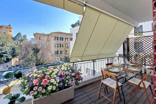 POOL-Balcony-JACUZZi-AirCond-Wifi-Luxury Apartment