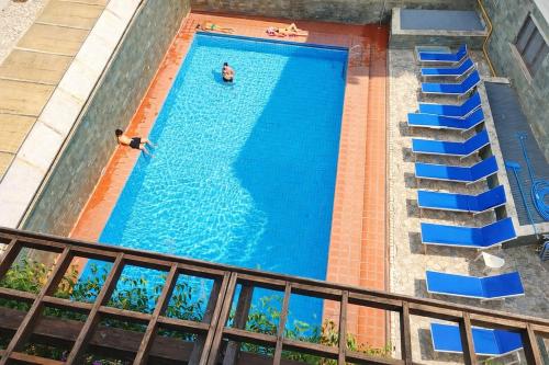 POOL-Balcony-JACUZZi-AirCond-Wifi-Luxury Apartment
