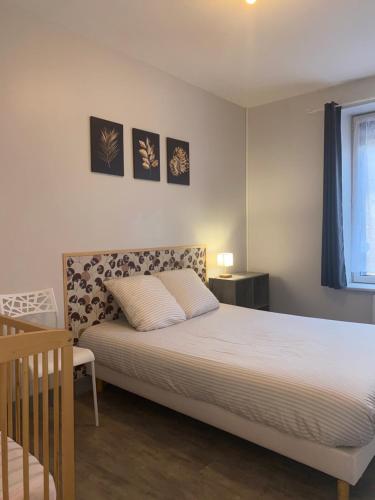 a bedroom with a bed and a window at A&J Family - Neuvy sur Loire - Guédelon in Neuvy-sur-Loire