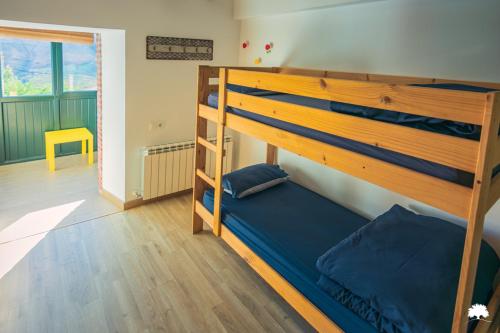 a bedroom with two bunk beds in a room at Albergue La Incera in San Martín