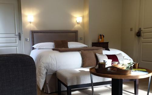 a bedroom with a bed and a table with a chair at Suite junior côté Vercors in Seyssins
