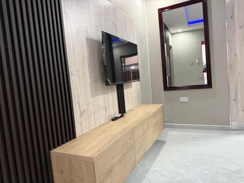 Televisor o centre d'entreteniment de BNG Suites 1