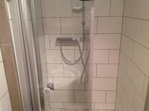 eine Dusche mit einem Schlauch im Bad in der Unterkunft Apartment Lavendel nahe Polizeihochschule in Villingen-Schwenningen