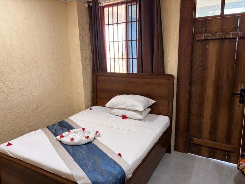 a bedroom with a bed with a bowl on it at Karafuu Nyama Choma Lodge in Bwejuu