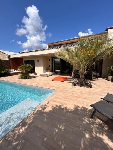Villa Bartolini في بروج: حديقة خلفية مع حمام سباحة ومنزل