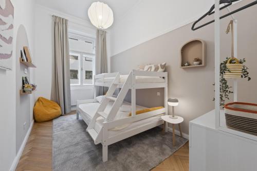 Bel Étage - 4BR Superior Family-Suite with AC - City Centre