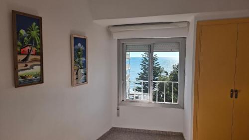 a room with a window with a view of the ocean at Frontal con vistas in Benicàssim