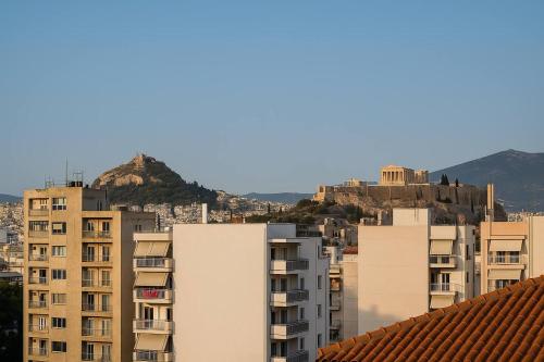 Apartment for 4 with Acropolis view - Athens 5km Piraeus 5km Metro 5' walk