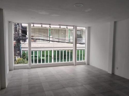 プノンペンにあるlucky pandaの建物へのドアが開いている空の部屋