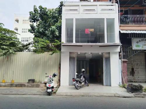 プノンペンにあるlucky pandaの建物の入り口に駐車された2台のバイク