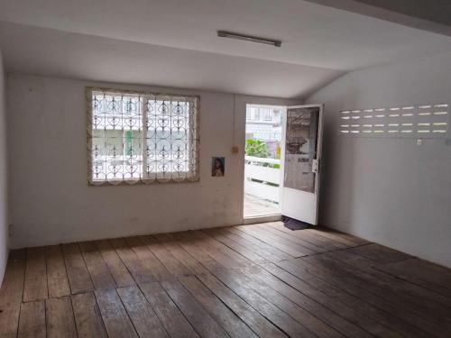 プノンペンにあるlucky pandaの窓と木の床のある空の部屋