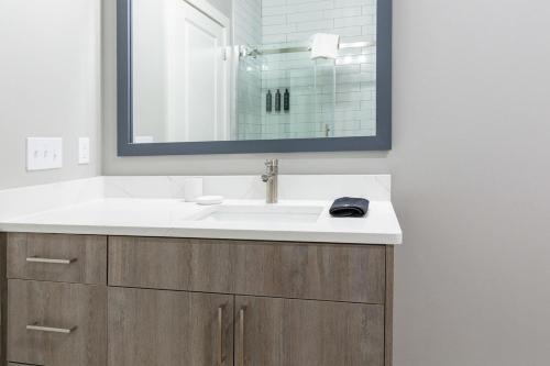 a bathroom with a sink and a mirror at Landing Amazing 1BD Gym Clubhouse in Fort Myers