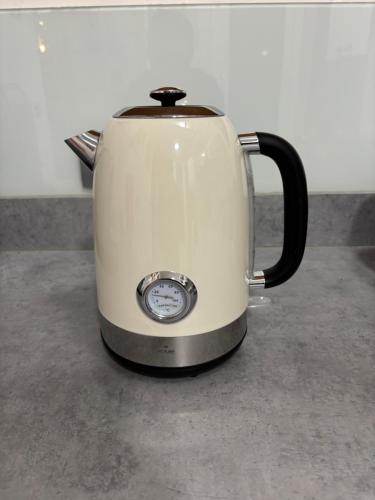 a white toaster sitting on top of a counter at Plus in Logroño