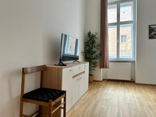 Sunny & Calm Long-Term Apartment with Free Parking