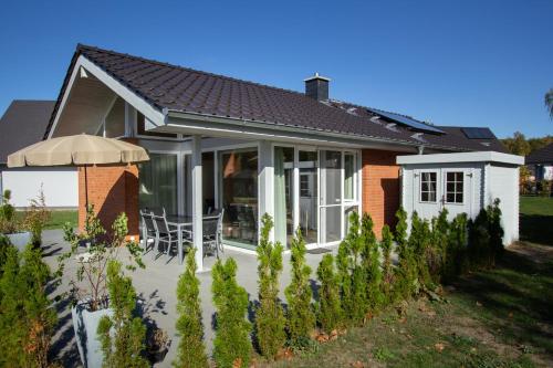 a house with a patio and an umbrella at Patryzia in Lenz