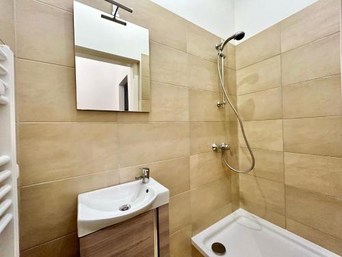 Sunny & Calm Long-Term Apartment with Free Parking