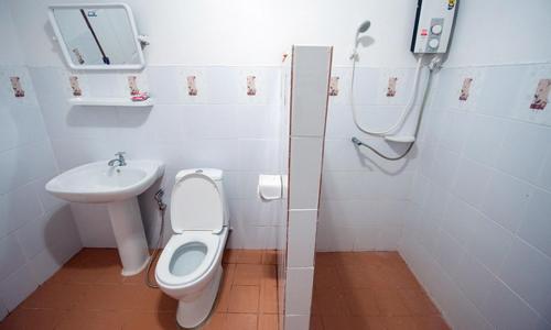 a bathroom with a toilet and a sink at Panya Garden Resort in Ban Huai Na (1)