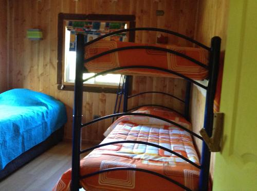 a room with two bunk beds in a cabin at Cabañas Wualmapu " acceso sólo vehiculos tipo camioneta, jeep o SUV" in Pucón