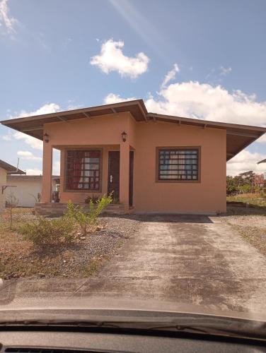 una casa con un'auto davanti di Isabel House a Boquete