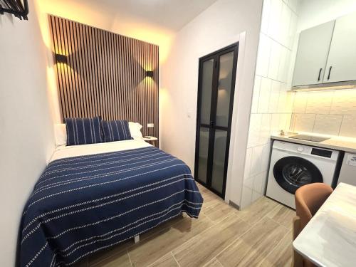 204 Fully Equipped Studio Kitchenette & Bathroom