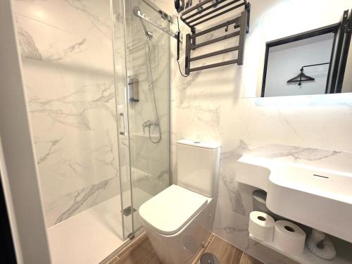 204 Fully Equipped Studio Kitchenette & Bathroom