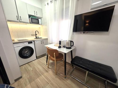 204 Fully Equipped Studio Kitchenette & Bathroom