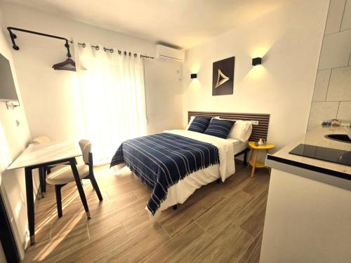 205 Stylish Studio Kitchenette Private Bath