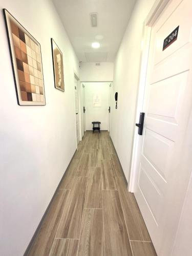 205 Stylish Studio Kitchenette Private Bath