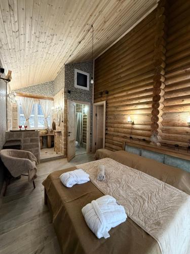 a bedroom with a large bed with towels on it at Birtvisi Dream House in Abrameti