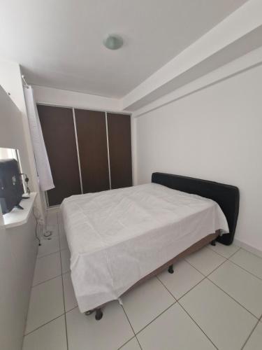 a bedroom with a bed and a tv in it at Flat com 1 quarto e sala in Goiânia