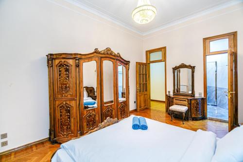 Un dormitorio con una cama y un gran armario de madera. en WALKER Apartment, en Baku