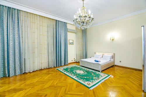 Rúm í herbergi á WALKER Apartment