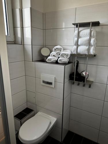a small bathroom with a toilet and towels at Ferienwohnung Chiara in Mettlach
