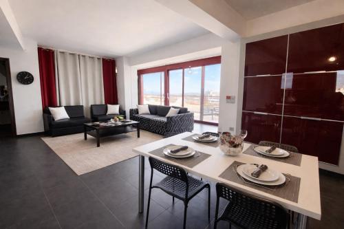 5-Star feel - Luxury penthouse for 4 with huge balcony & view ,8 min from Athens airport
