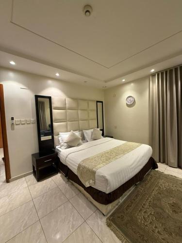 a bedroom with a large bed in a room at فيو المنسك in Abha
