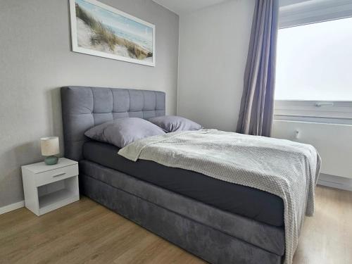 a bedroom with a bed and a window at Ferienwohnung Sunset - Traumhafter Seeblick & Sauna in Steinhude in Wunstorf