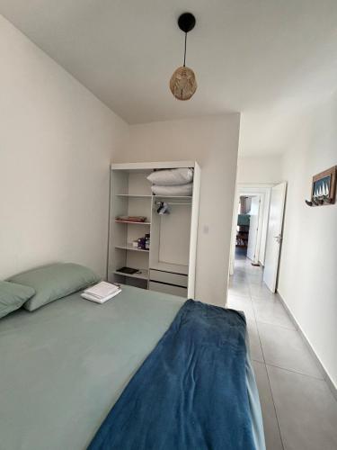 a bedroom with a green bed and a closet at Beach house in Matinhos in Matinhos