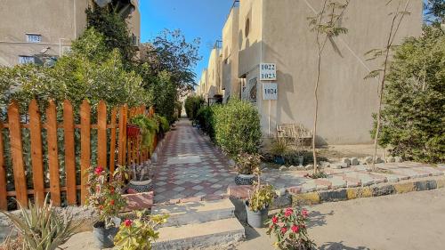 1022 · Cozy 2BR Townhouse with Private Backyard