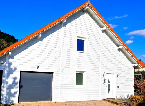 CHALET RÉCENT - BILLARD - BABYFOOT - PING PONG - MINI GOLF - WIFI - JARDIN - TERRASSE - 4 CHAMBRES - 2 à 8 PERSONNES
