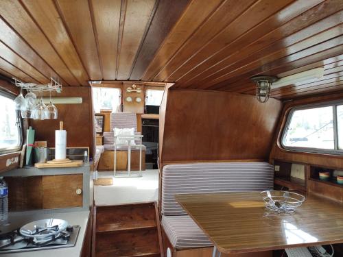 wnętrze kampera z drewnianym sufitem w obiekcie Bateau MAXENCE w mieście Ouistreham