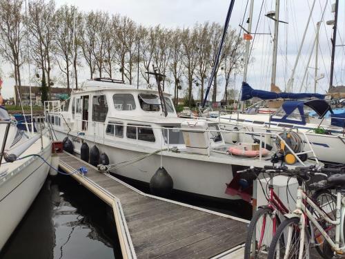 biała łódź jest zadokowana przy nabrzeżu w obiekcie Bateau MAXENCE w mieście Ouistreham