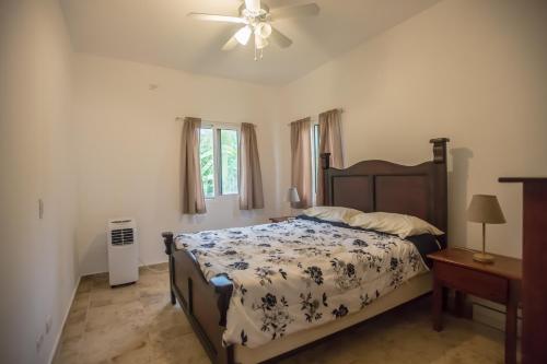 Ένα ή περισσότερα κρεβάτια σε δωμάτιο στο The Cove Apartments