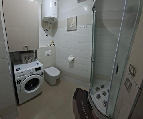 un piccolo bagno con WC e lavatrice di Apartment Verdi Split with free parking in the garage a Spalato (Split)