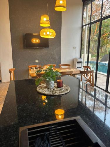 a living room with a table with a plant on it at Casa en Sanber in San Bernardino