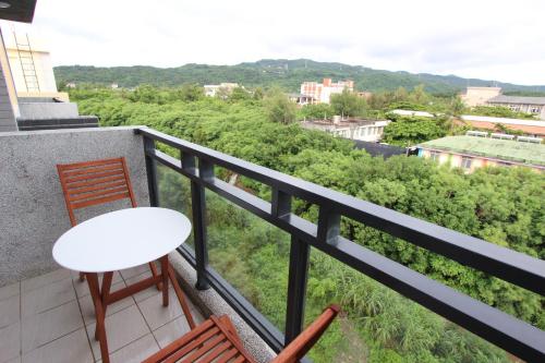un balcon avec une table et des chaises et une vue dans l'établissement Sally's Home, à Hengchun Old Town