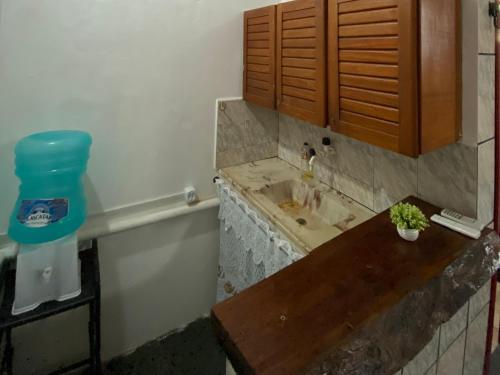 a kitchen counter with a sink and a bottle of water at Meu Point Itauna 1 - Paraíso a 50 Metros do Mar in Saquarema