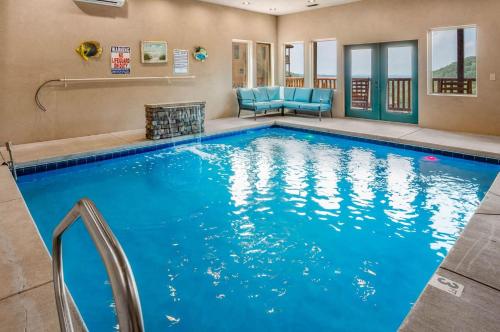 a swimming pool in a hotel room with a swimming poolvisorvisor at Hibearnator in Sevierville