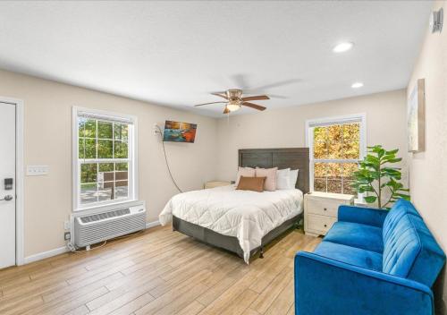 a bedroom with a bed and a ceiling fan at Bird House Pet-Friendly Studio, near Dollywood in Pigeon Forge